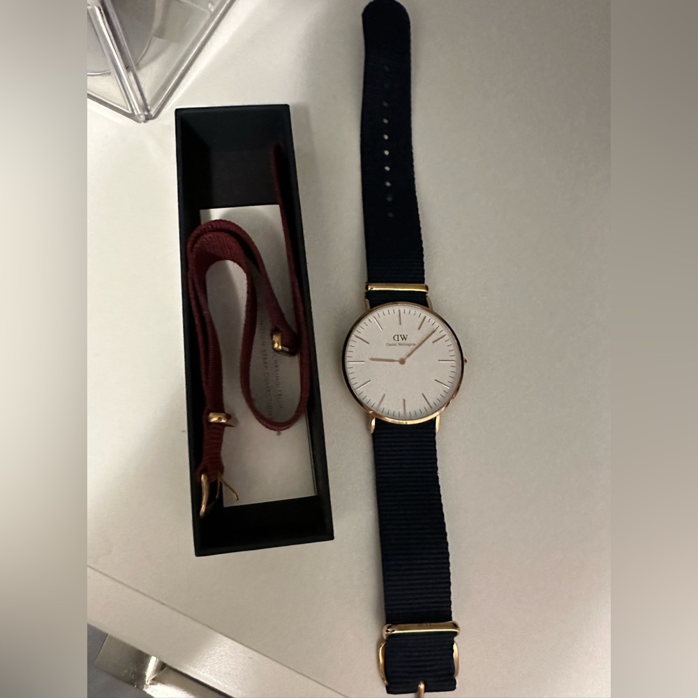 Daniel Wellington watch comes with second strap